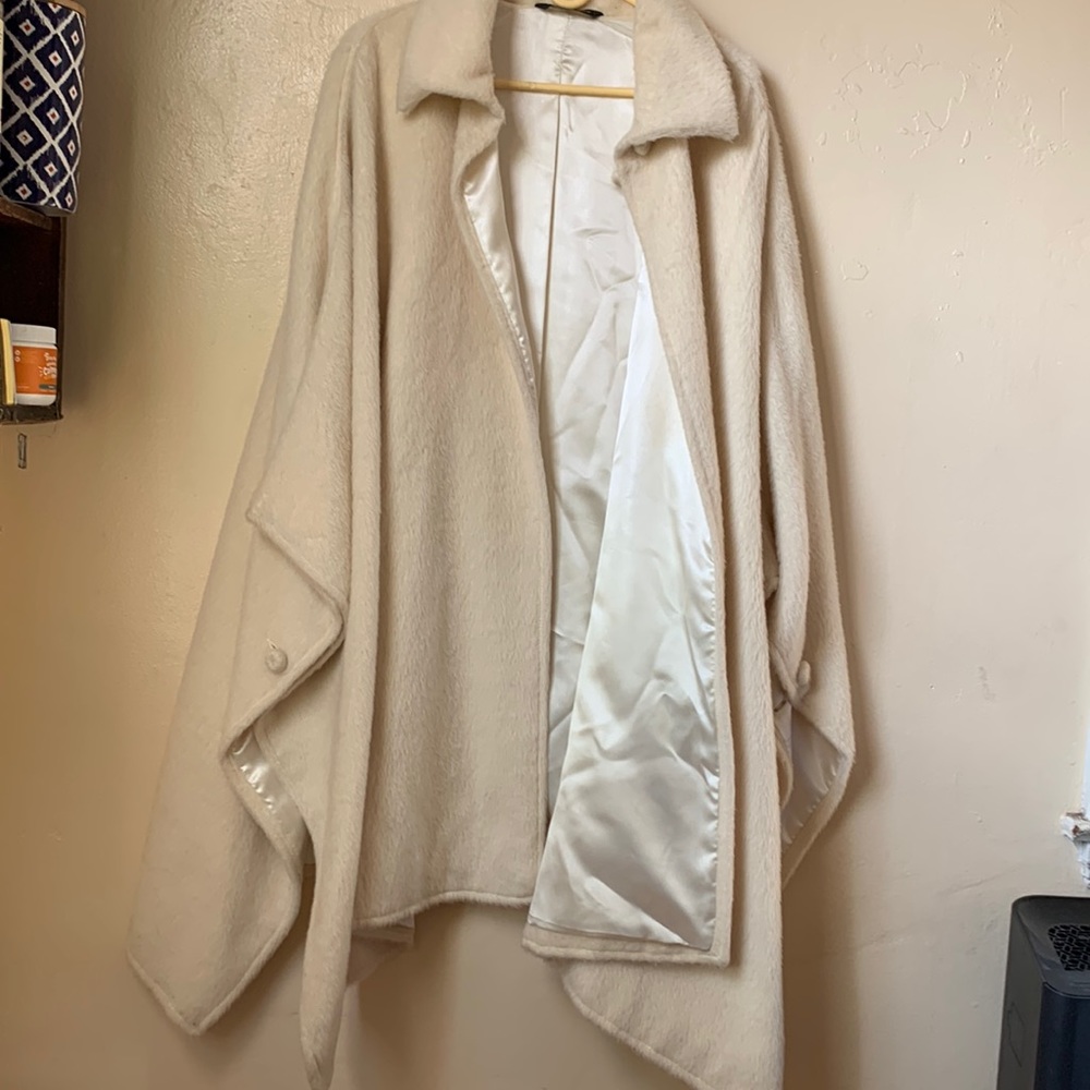 Gorgeous winter cape with silky lining